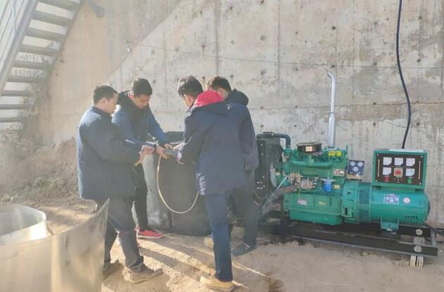 工作人员现场检测电伴热质量